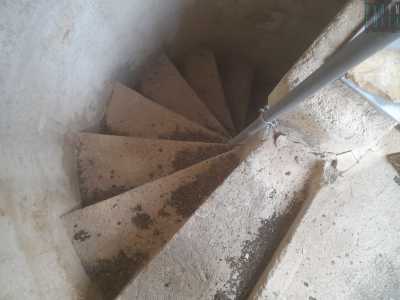...all�interno della quale una scala a chiocciola porta alla parte superiore 